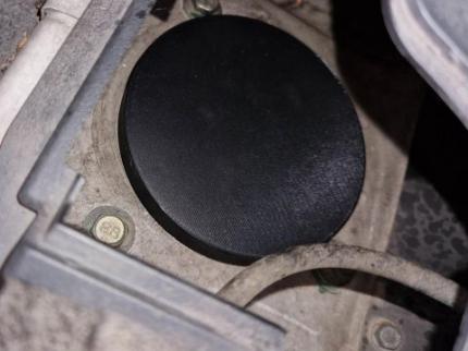 Dieses Teil ist werkseitig so gefertigt, dass sich dort Wasser von den Scheibenwischern sammelt und Rost verursacht. Die neue Abdeckung verhindert dies.