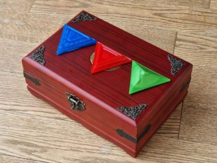 Die Logos wurden auf einer Schatztruhe angebracht.