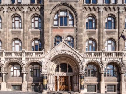 das prächtige Eingangstor