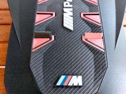 zwei Briefchen in kleinen Säcken gesteckt