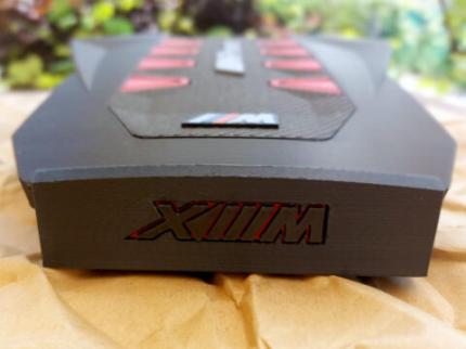 Das Logo ist mit einem vertieften roten Hintergrund gestaltet.