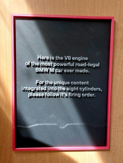 Die einzigartige Botschaft auf der Verpackung, die Trennlinie entspricht der Kontur des Kühlergrills des Autos.