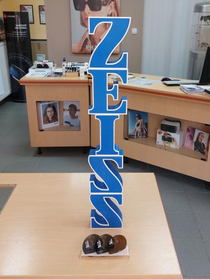 Im Vordergrund befindet sich ein 3D-gedruckter Glashalter.