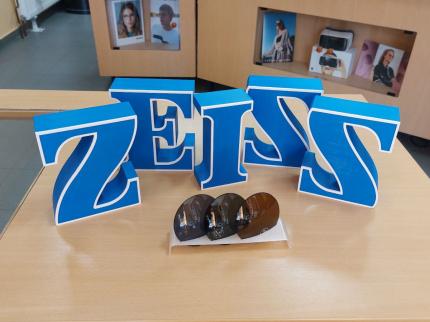 Buchstaben und Glashalter