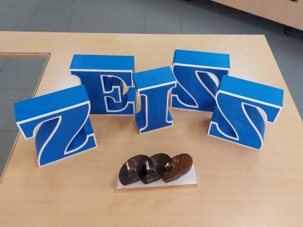 Buchstaben und Glashalter