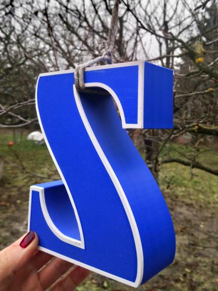 Ein Exemplar hängt seit Sommer 2022 im Garten. Wetterfest.