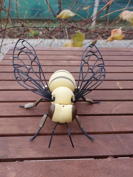 mit ausgebreiteten Flügeln