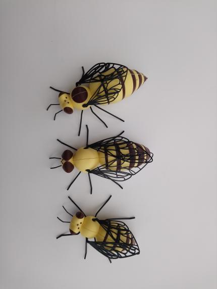 drei Arten kleinerer Modelle: Königin, Hoden, Arbeiterin