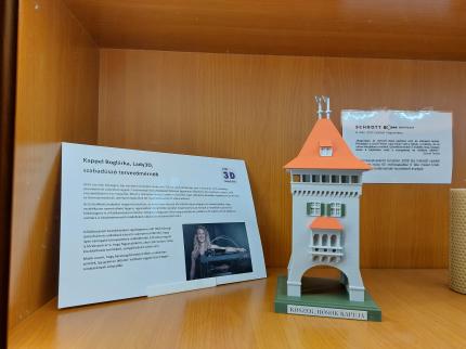 Das Modell in einer Vitrine, mit einer kurzen Beschreibung