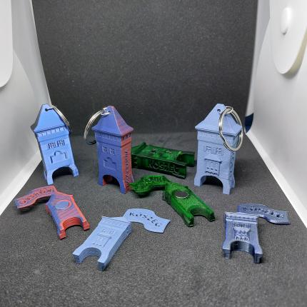 Aus dem Modell wurden außerdem ein Schlüsselanhänger und ein Kühlschrankmagnet hergestellt.