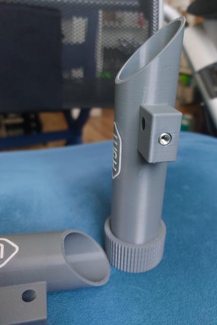 Eine Gewindehülse wird von der Seite erhitzt.